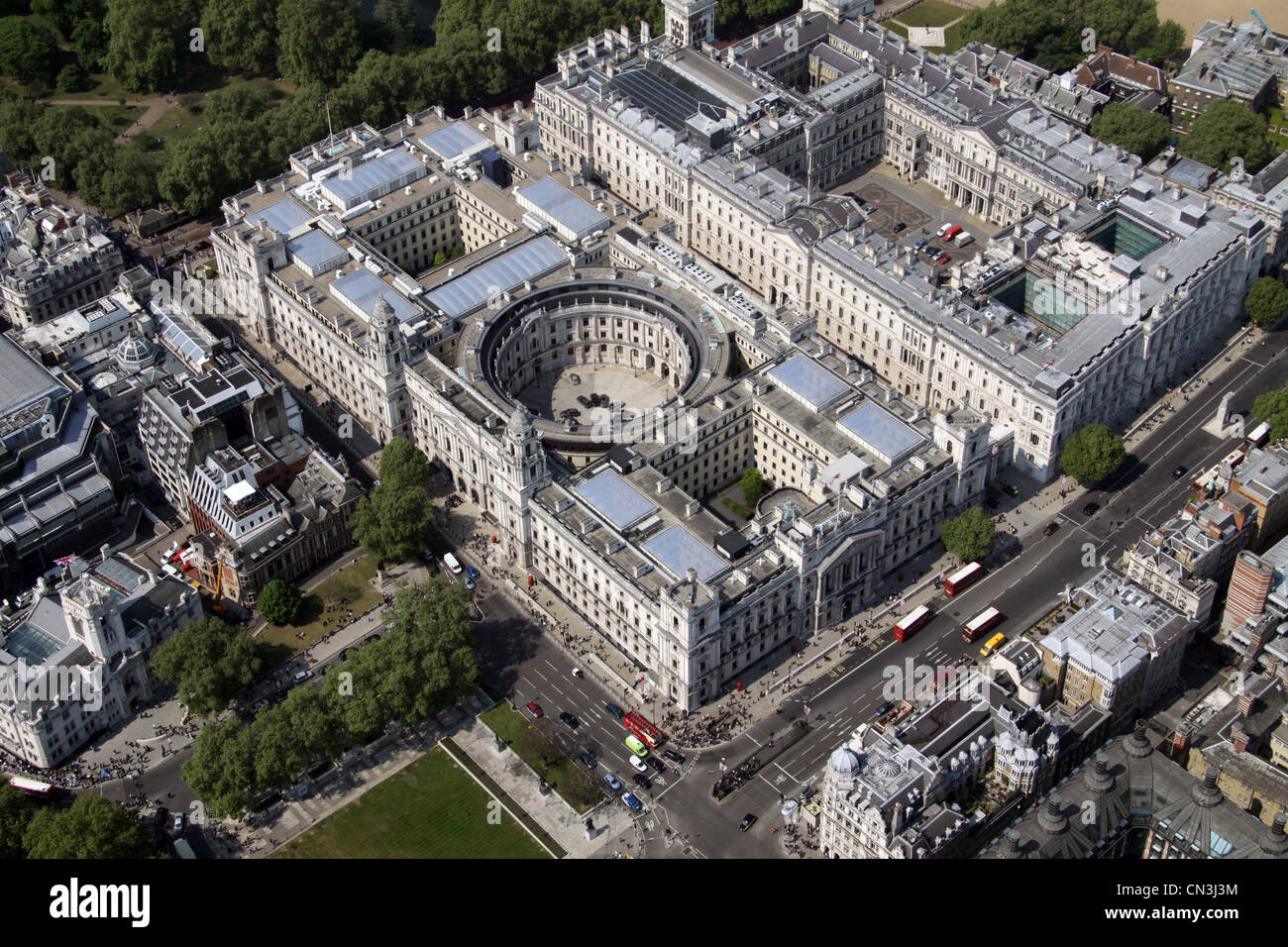 Vista aérea de los edificios del Tesoro, la FCO, oficinas de gobierno, la Oficina del Gabinete, Whitehall Foto de stock