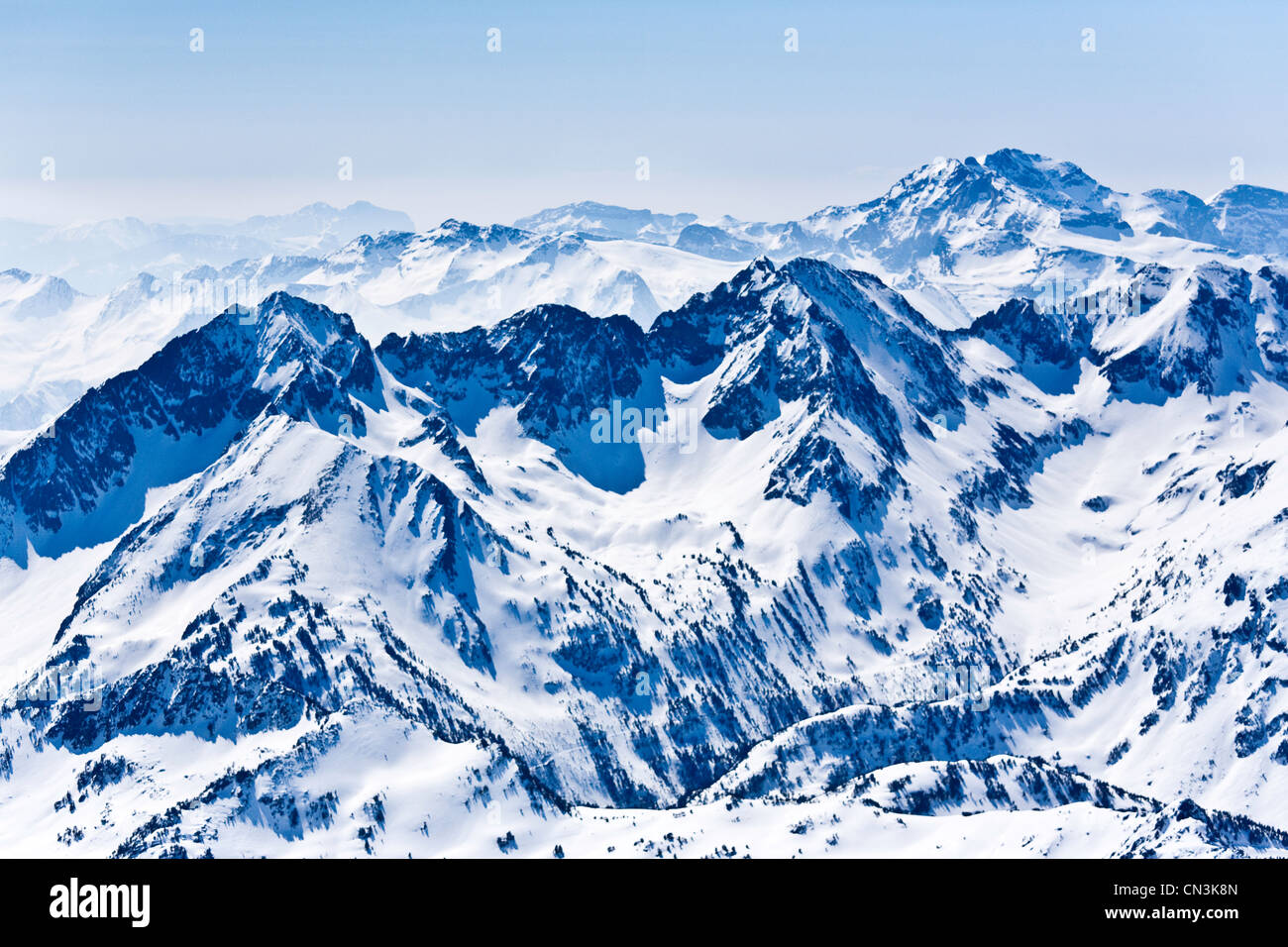 Francia, Hautes Pyrenees, Bagneres De Bigorre, cerca del Pic du Midi (vista aérea) Foto de stock