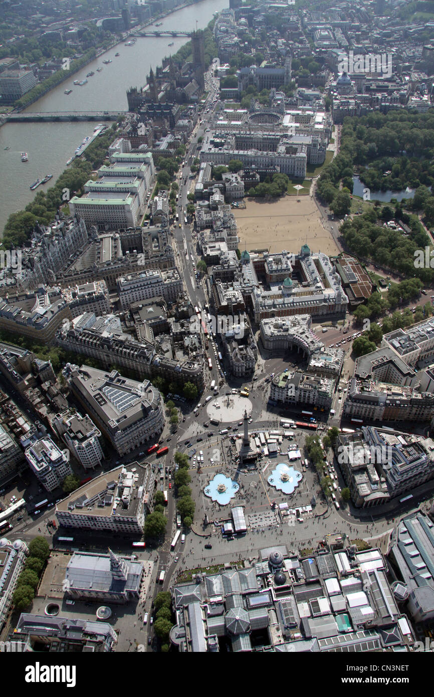 Vista aérea de Trafalgar Square mirando al sur por Whitehall hacia las casas del parlamento Foto de stock