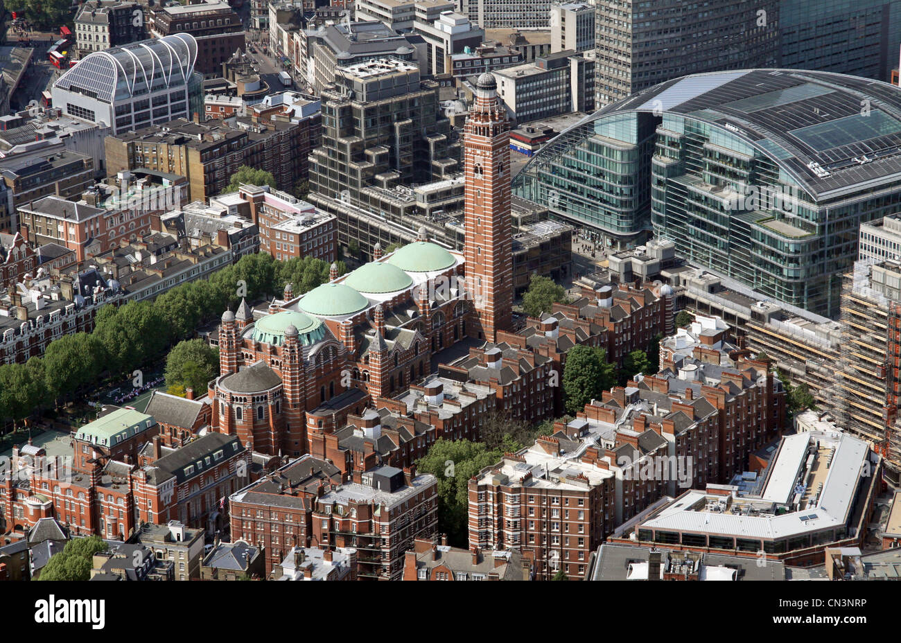 Vista aérea de la Catedral de Westminster y Cardinal Place en Westminster, Londres SW1 Foto de stock