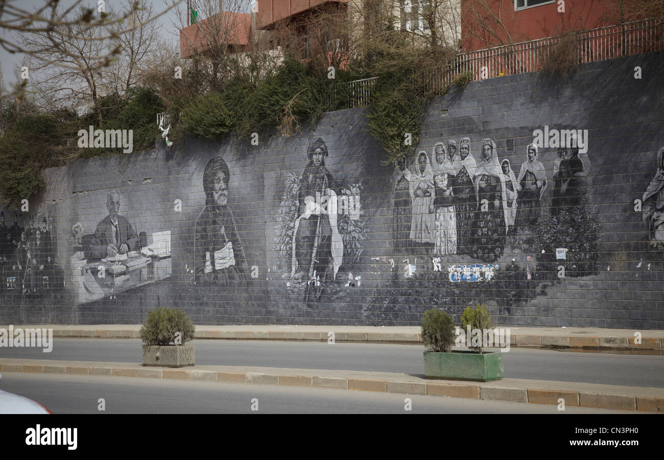 Pinturas en las paredes de importantes acontecimientos y personalidades en Suleimaniya . El Kurdistán iraquí Foto de stock