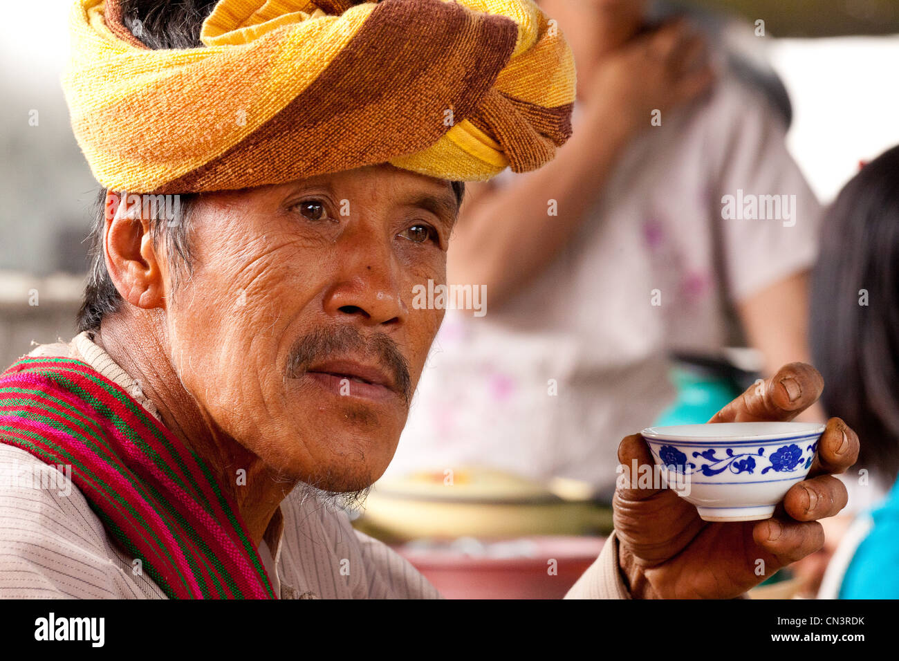 Myanmar (Birmania), el estado de Shan, Aungban, palaung Hombre bebiendo té Foto de stock