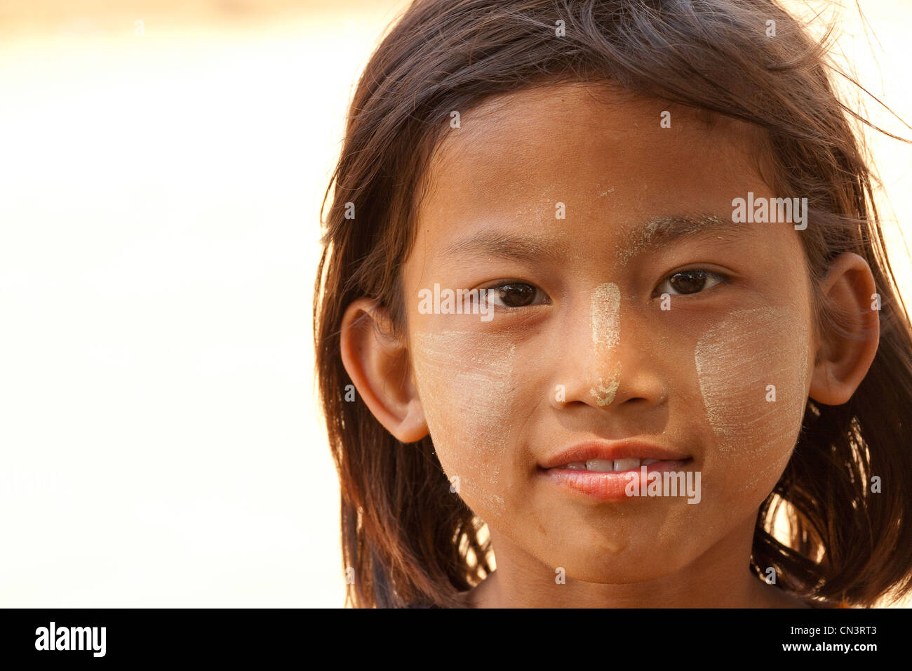 Myanmar (Birmania), la división de Mandalay, Mingun, niña retrato Foto de stock