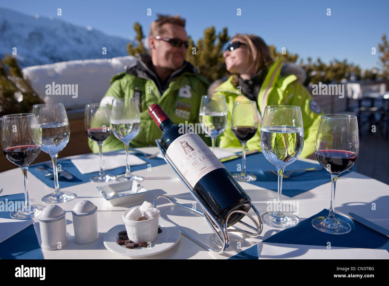 Francia, Savoie, Méribel, pistas de esquí de los 3 valles, pareja con los deportes de invierno en la terraza del restaurante el Yeti, Foto de stock