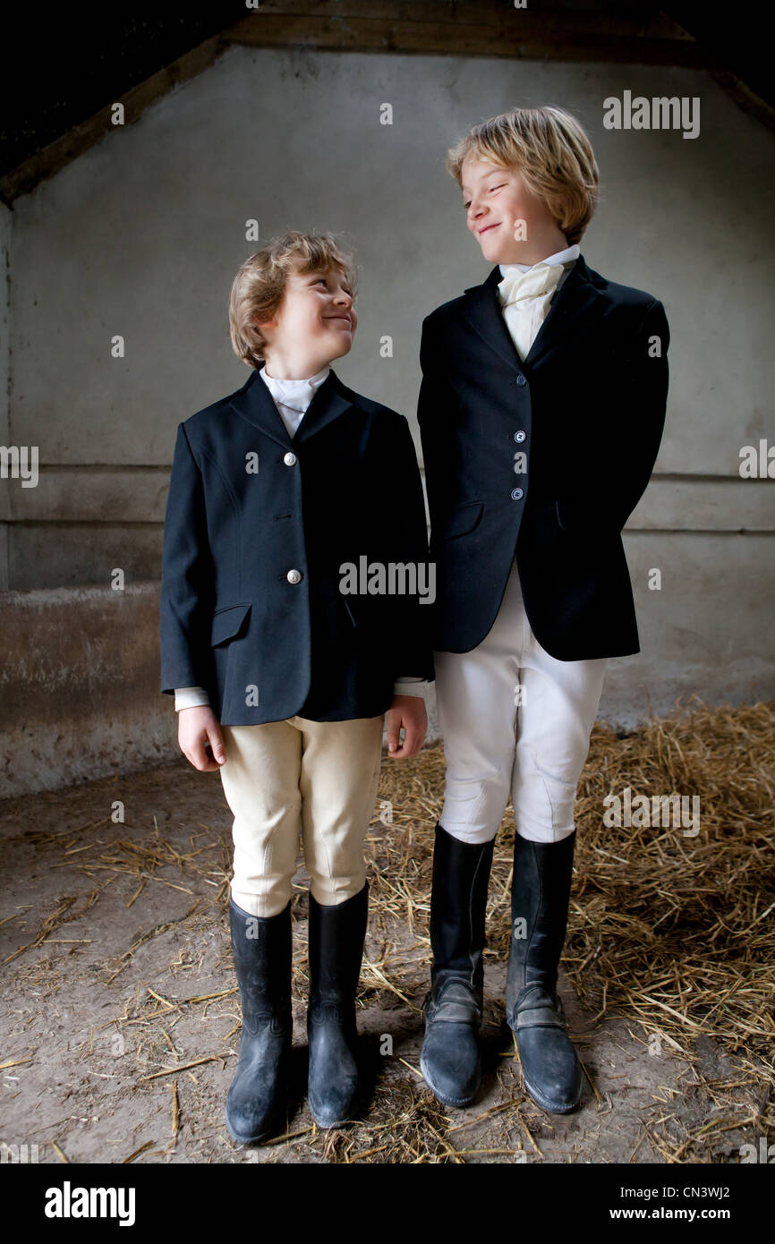 Los muchachos vestían ropa de equitación en estable Fotografía de stock -  Alamy