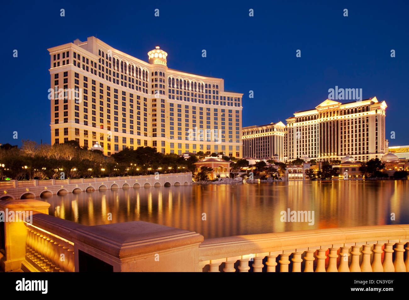 El Bellagio Hotel y Casino en penumbra, Las Vegas, Nevada, EE.UU. Foto de stock