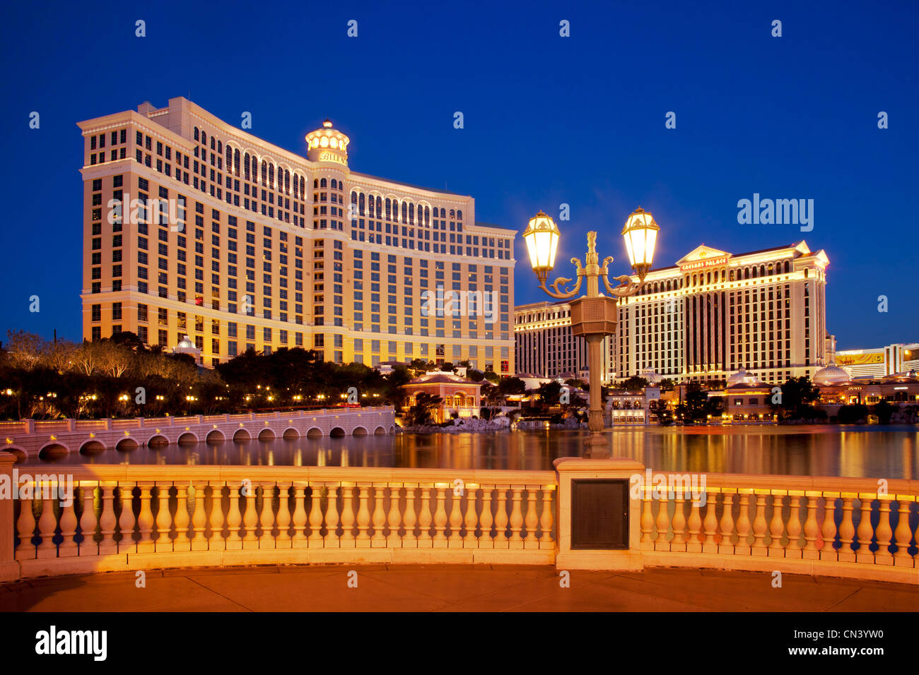 El Bellagio Hotel y Casino en penumbra, Las Vegas, Nevada, EE.UU. Foto de stock
