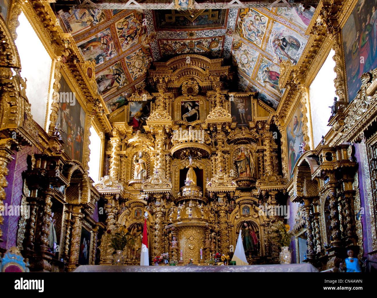 Perú, provincia de Cuzco, Checacupe, iglesia barroca del siglo XVII en el pueblo quechua a 3600 metros de altitud al pie de Foto de stock