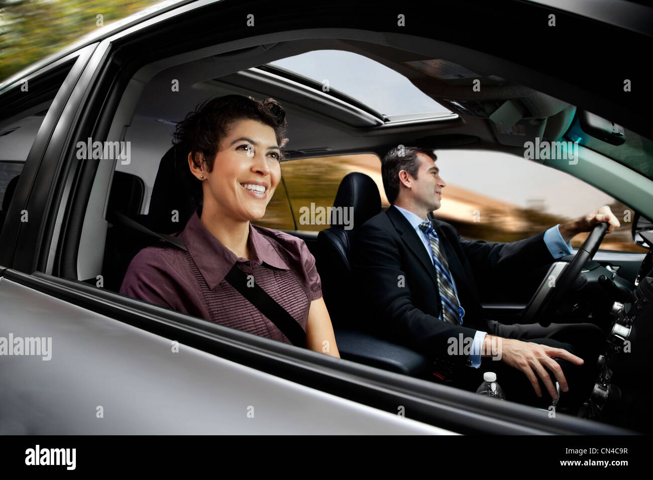 Богатый мужчина аварии. Водитель тормоз. Бизнесмен в автомобиле. За компьютером в машине. Driving to work i was.