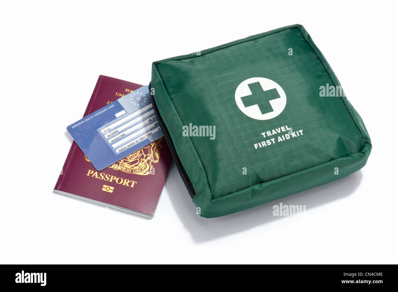 Un kit de primeros auxilios de viaje, pasaporte británico y tarjeta sanitaria europea Foto de stock