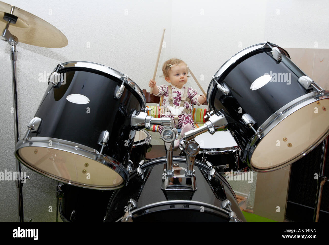 Niña tocando tambores Foto de stock