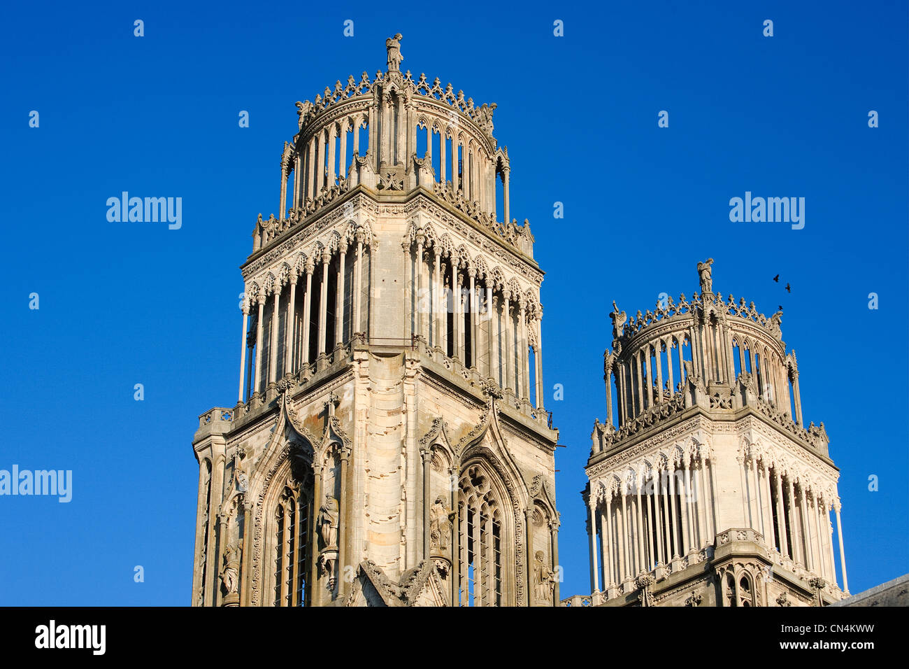 Francia, Loiret, Orleans, las dos torres de Ste Croix catedral Foto de stock