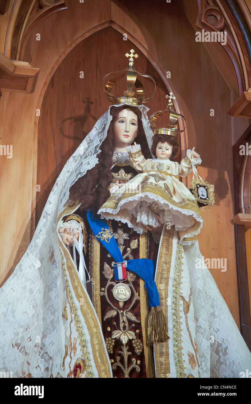 Chile, Patagonia, región de Los Lagos, Provincia de Llanquihue, Puerto Varas, una virgen en la iglesia en Puerto Varas Foto de stock