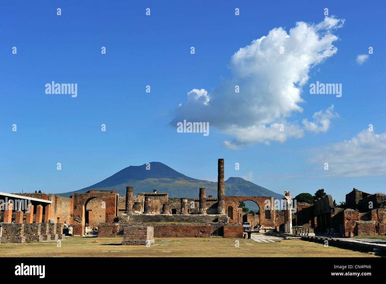 Italia, Campania, Pompei, sitio arqueológico catalogado como Patrimonio Mundial por la UNESCO, el foro, el templo de Júpiter con el Vesubio Foto de stock