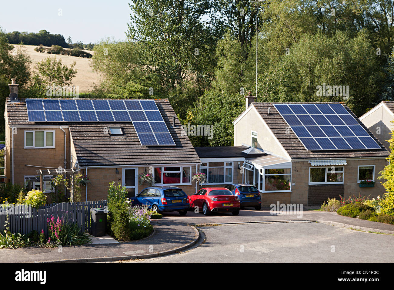 Paneles solares en los tejados de las casas, Woodstock, Oxfordshire, REINO UNIDO Foto de stock