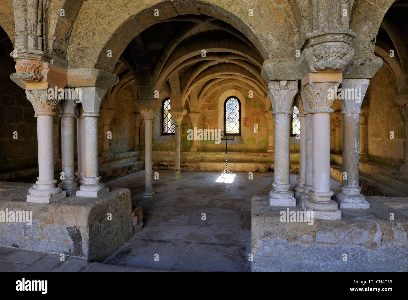 Francia, Aude, Fonfroide abadía cisterciense, el claustro y la sala capitular. Foto de stock