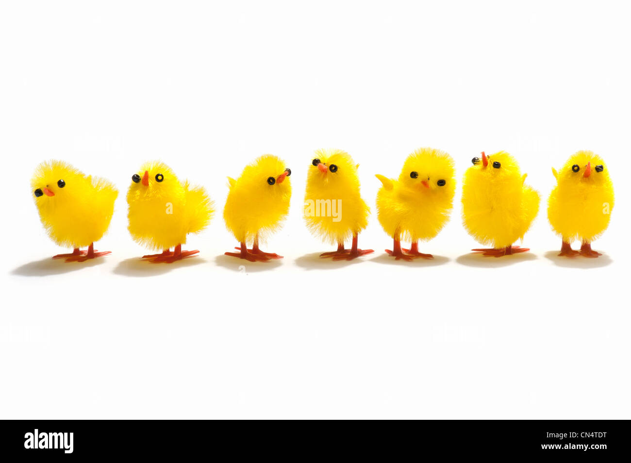 Un grupo de chick adornos de Pascua Foto de stock