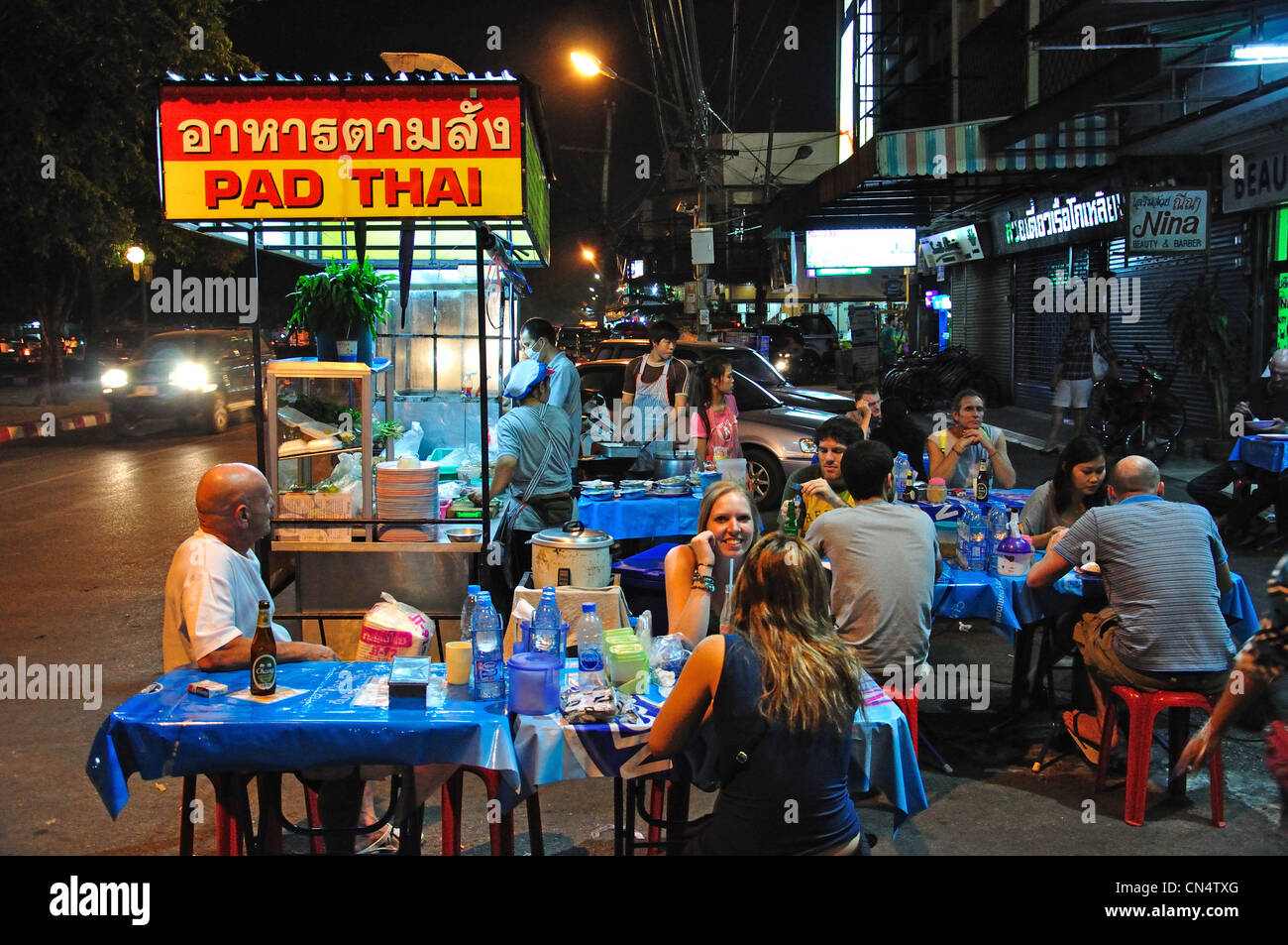 Puesto de comida de la calle en el bazar nocturno de Chiang Mai, Loi Kroh road, Chiang Mai, provincia de Chiang Mai, Tailandia Foto de stock