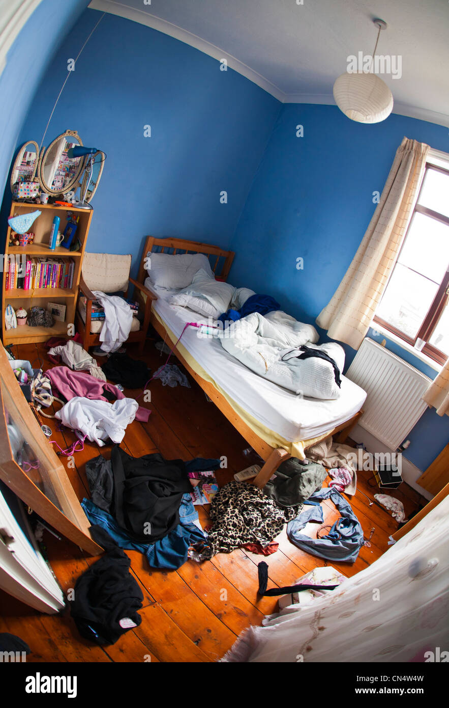 El desordenado, desorden en el dormitorio de un adolescente. Foto de stock