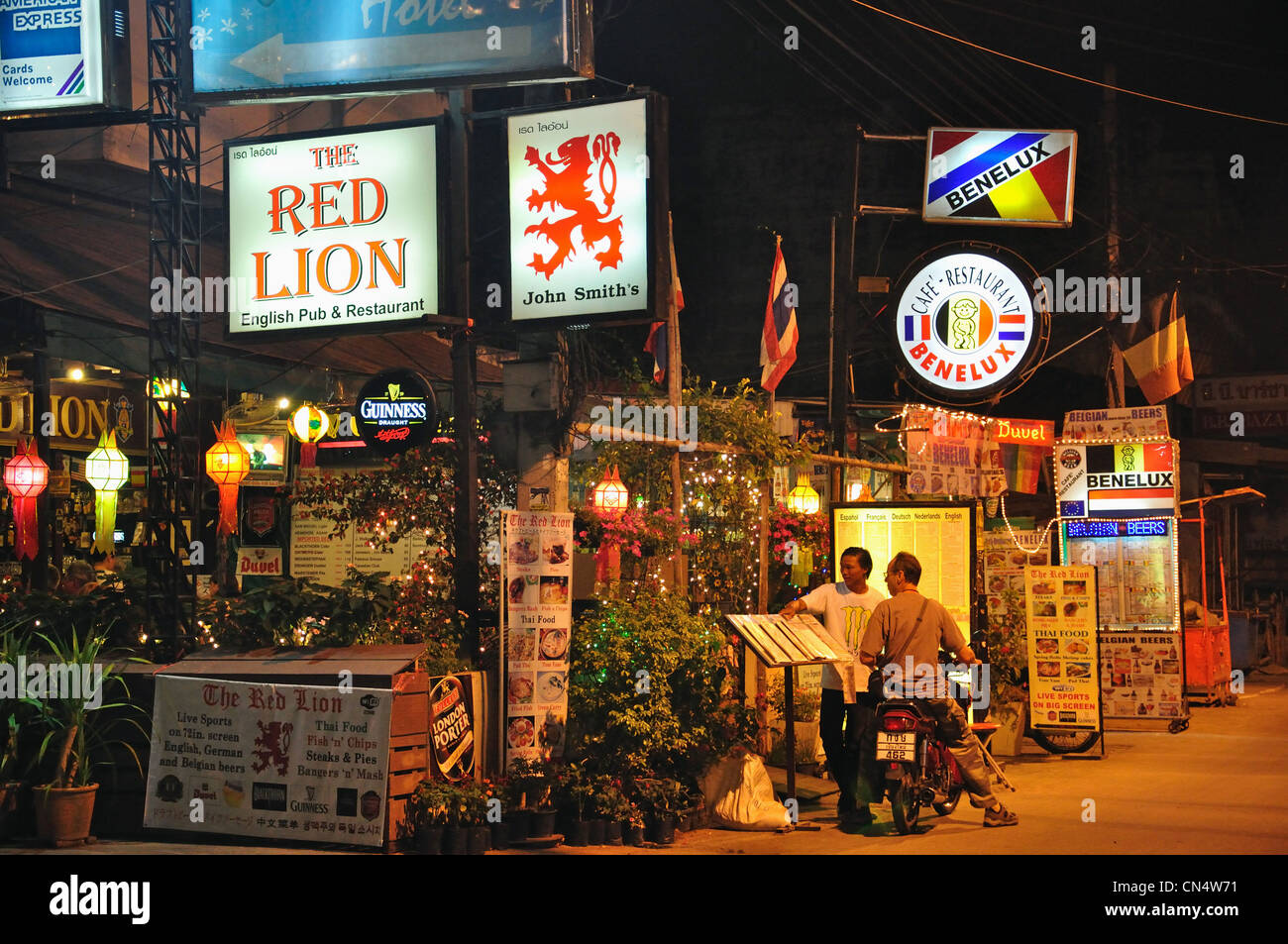 El Red Lion pub y restaurante del Benelux en el bazar nocturno de Chiang Mai, Loi Kroh road, Chiang Mai, provincia de Chiang Mai, Tailandia Foto de stock