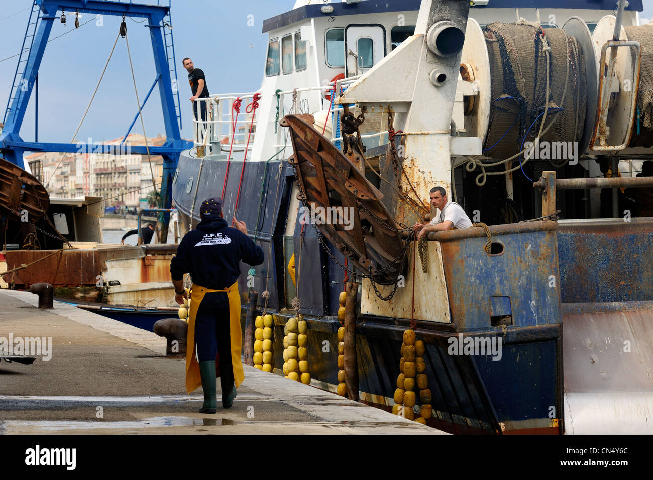Francia, Herault, Sete, actividad en el puerto de acoplamiento del mercado de subastas de pescado Foto de stock