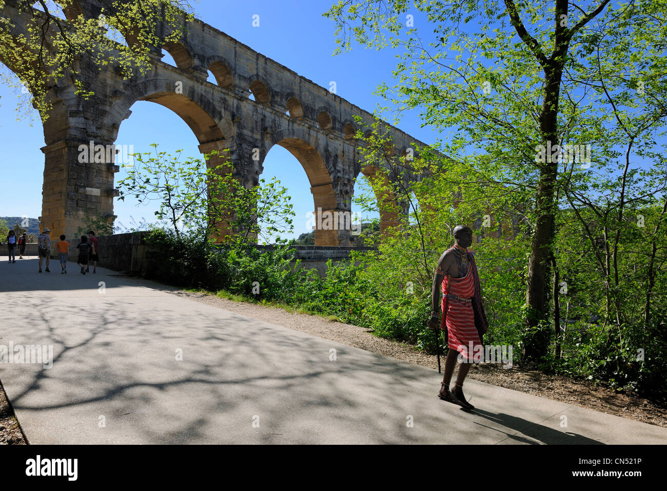 Francia, Gard, Massai delante del Pont du Gard, catalogado como Patrimonio Mundial por la UNESCO, acueducto romano Foto de stock