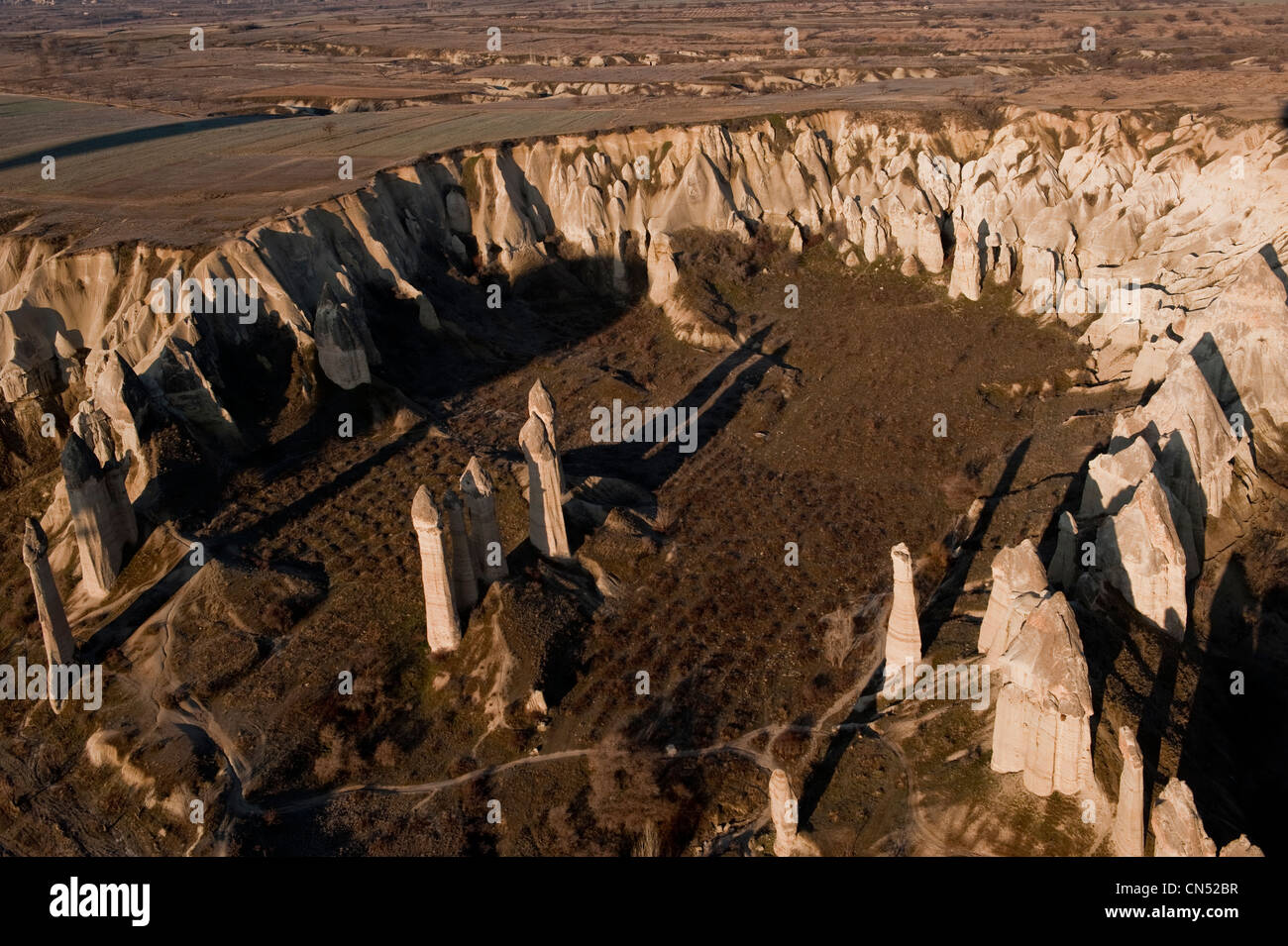 Turquía, Anatolia Central, Capadocia, catalogada como Patrimonio de la Humanidad por la UNESCO, el Valle de Goreme, chimeneas de hadas (vista aérea) Foto de stock