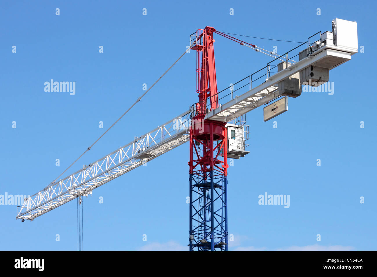 Grúa torre contra el fondo de cielo azul nadie Foto de stock