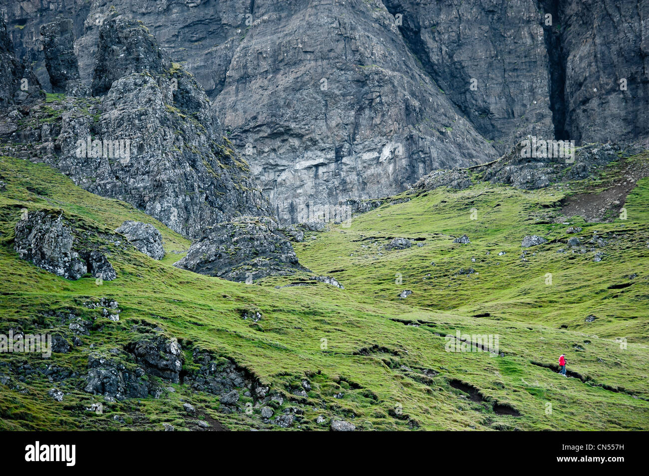 Reino Unido, Escocia, Inner Hebrides, Isla de Skye, caminando en el viejo hombre de Storr Rocky Hill en la península de Trotternish Foto de stock