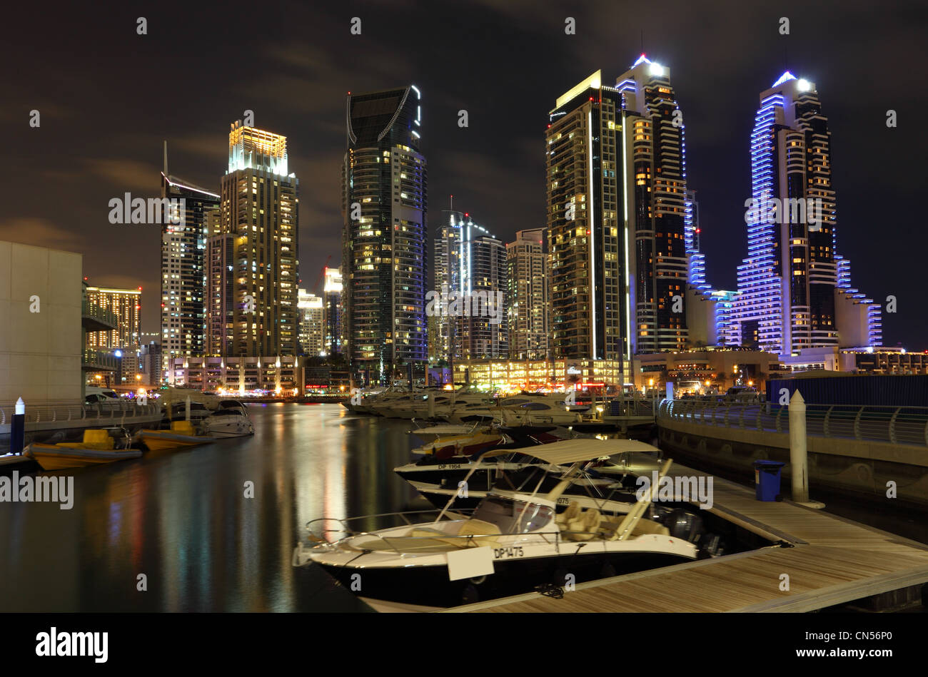 Dubai Marina por la noche. Emiratos Arabes Unidos Foto de stock