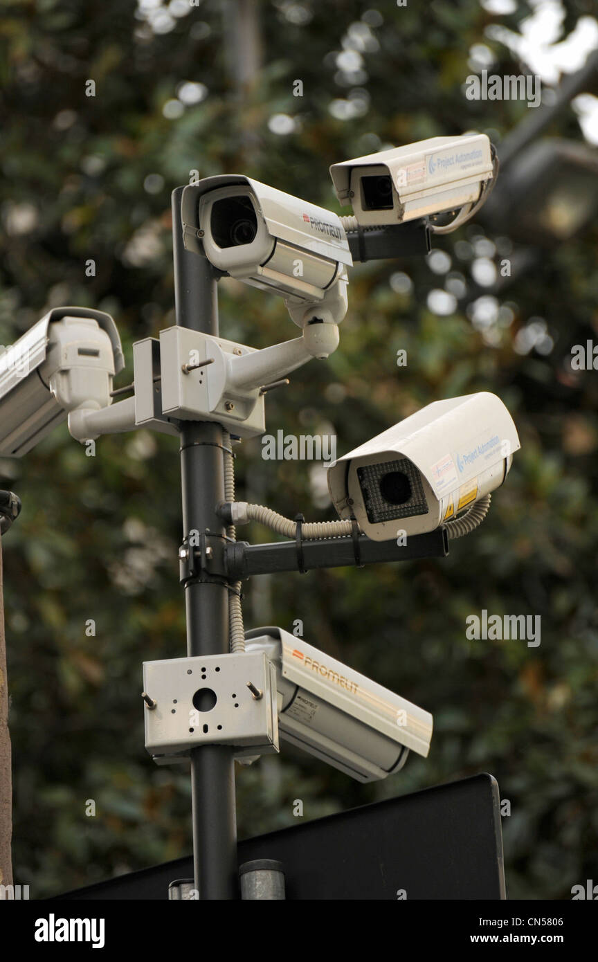 Cámaras de seguridad CCTV en la calle en Italia Foto de stock