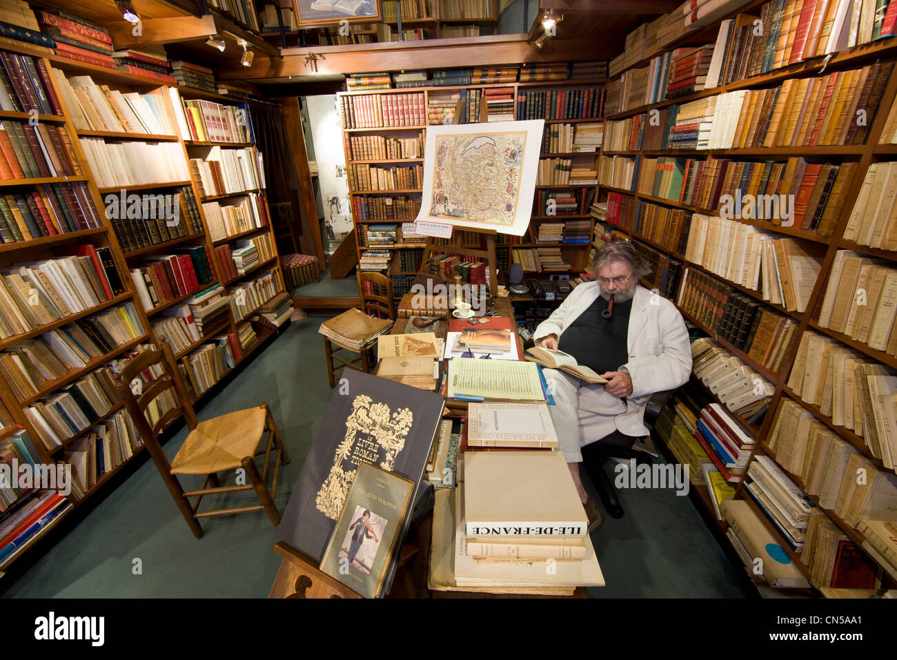 Francia, Savoie, Chambery, la ciudad vieja, Yves Cerino la librería en la Avenida de Boigne Foto de stock