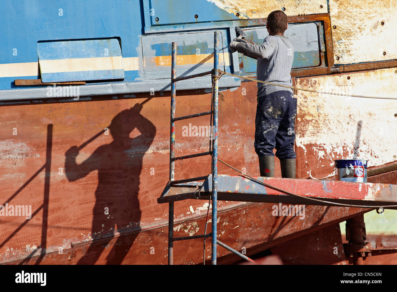 Francia, Finisterre, Le Guilvinec, trabajador en el arrastrero en tierra Foto de stock