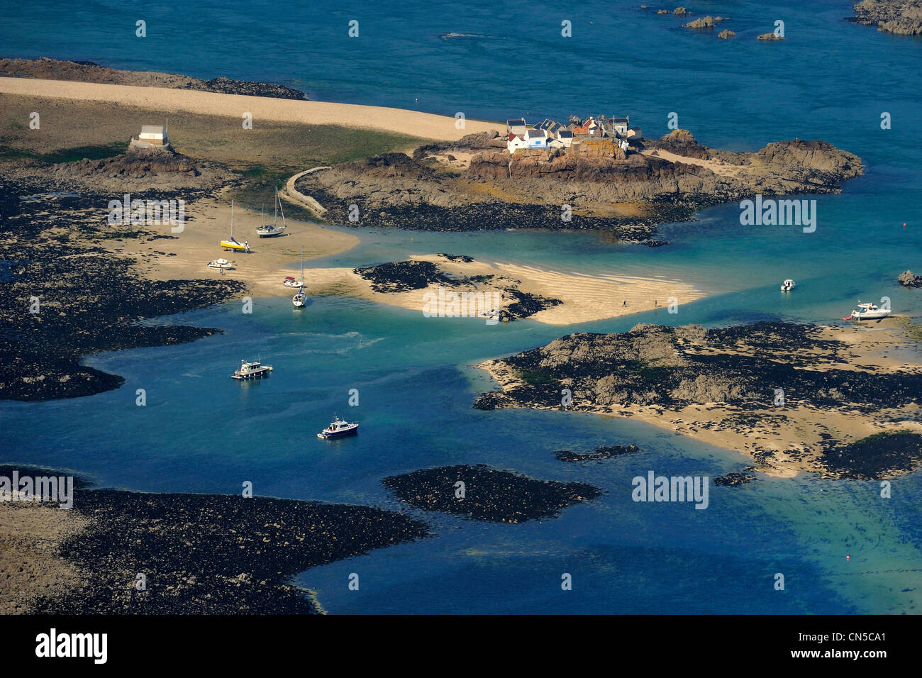 Reino Unido, Islas del Canal, Isla de Jersey, las islas Ecrehou en marea baja, casas de pescadores Foto de stock