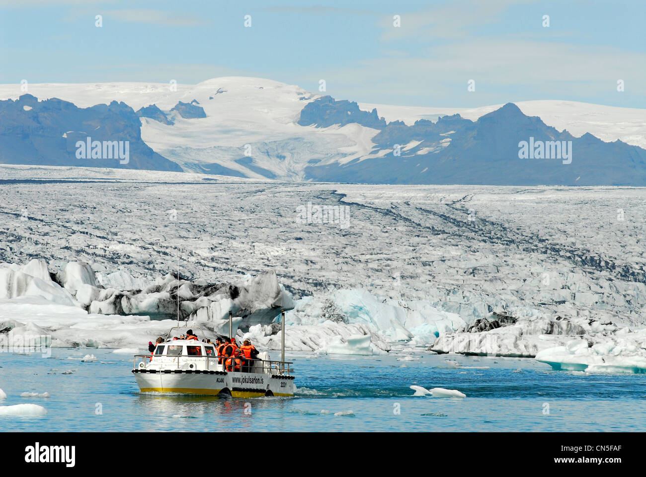 Islandia, Austurland Región, turistas en un vehículo anfibio en el lago glacial Jokulsarlon y Glaciar Breidamerkurjokull en Foto de stock