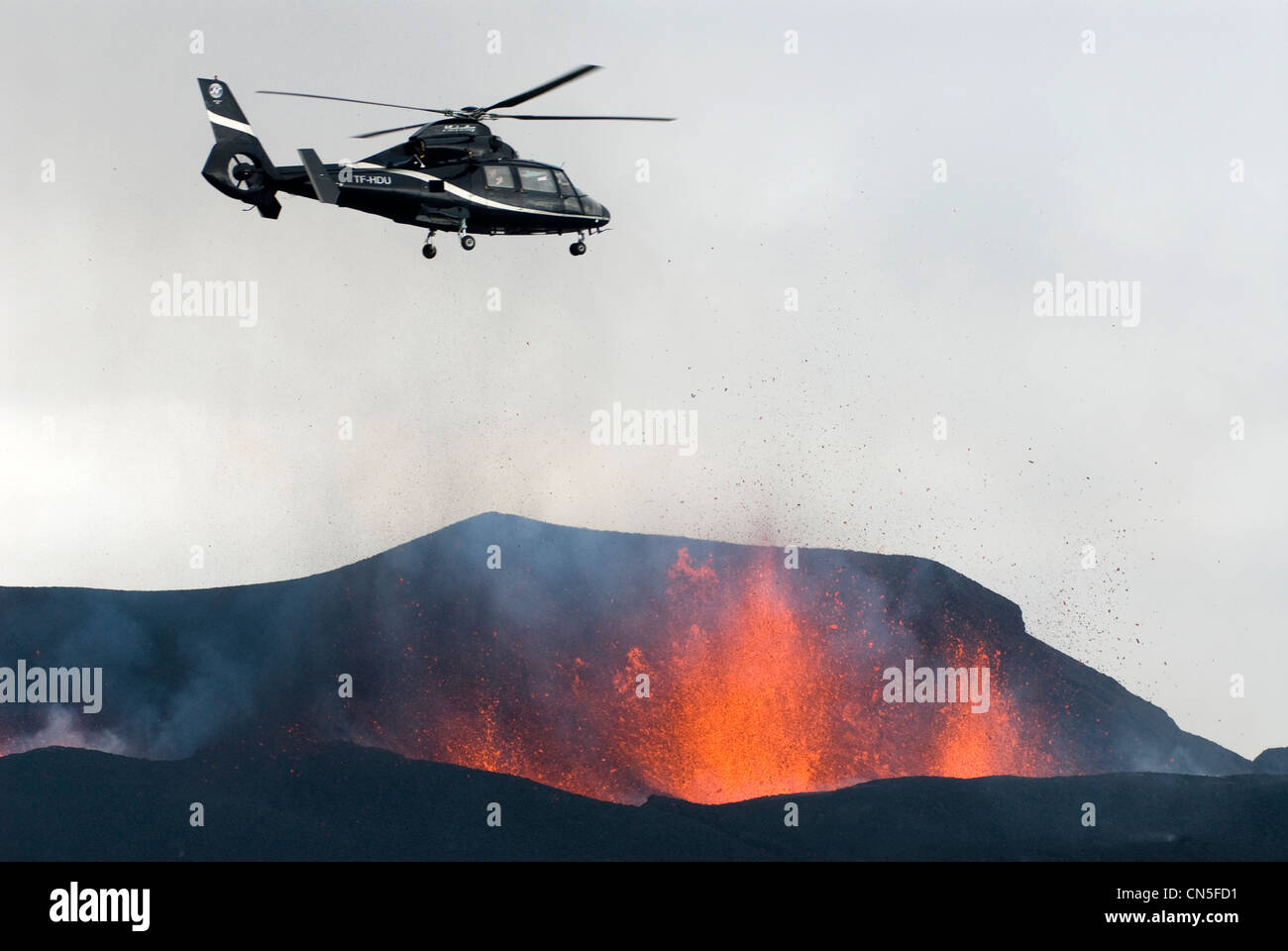 Islandia, Región Sudurland, helicópteros sobrevolando el volcán Fimmvorduhals, erupción volcánica, entre el Glaciar Foto de stock