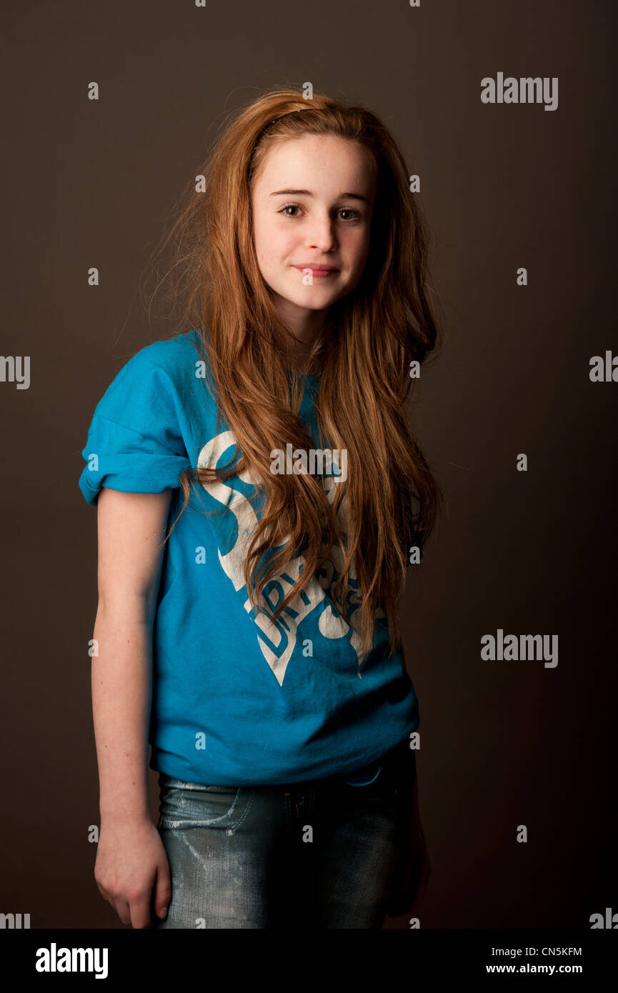 Un joven de 13 a 14 años de edad adolescente, UK Fotografía de stock - Alamy