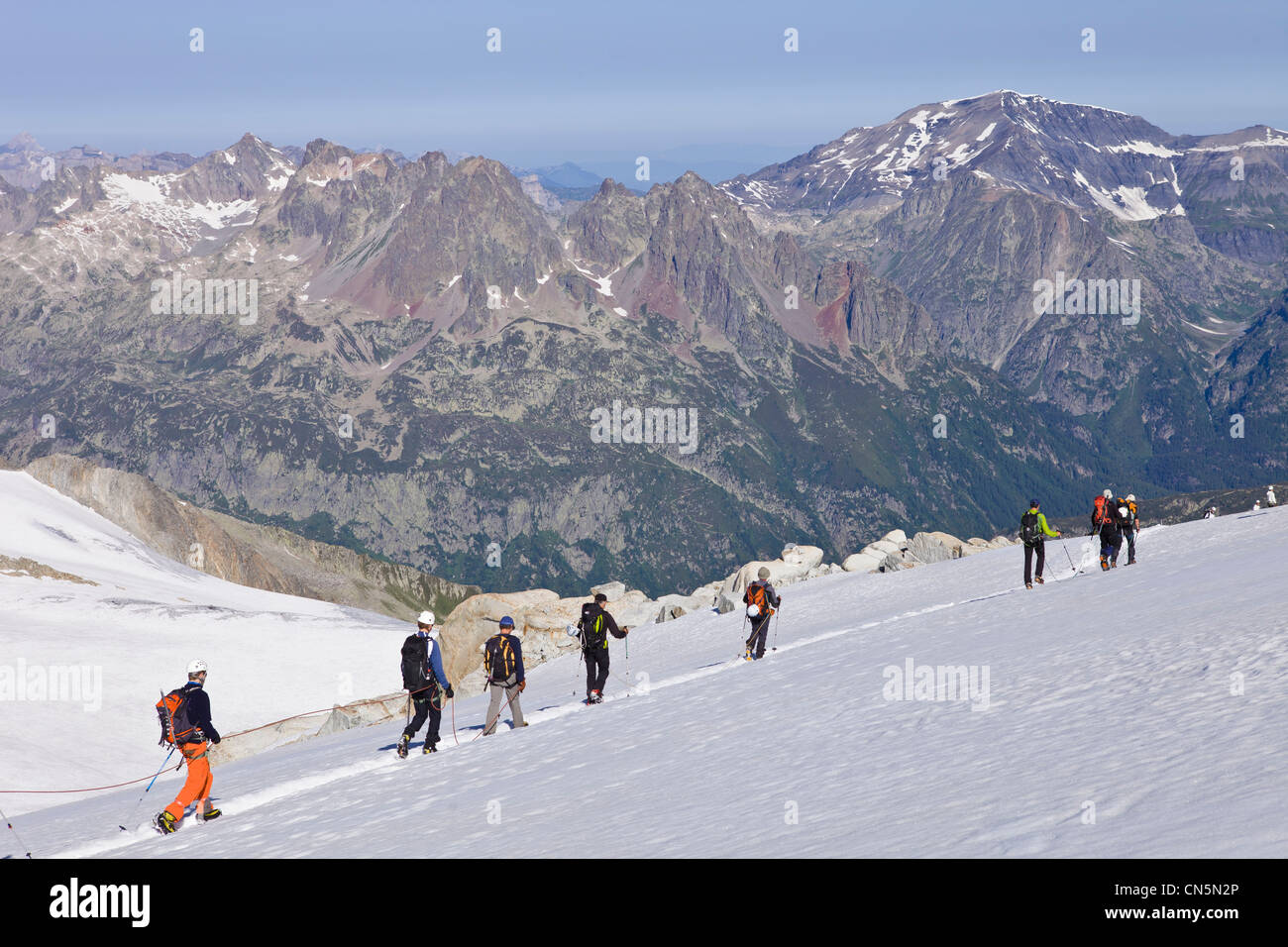 Francia, Alta Saboya, Chamonix Mont Blanc, Glacial paseo sobre el glaciar du Tour con vistas del macizo de las Aiguilles Foto de stock