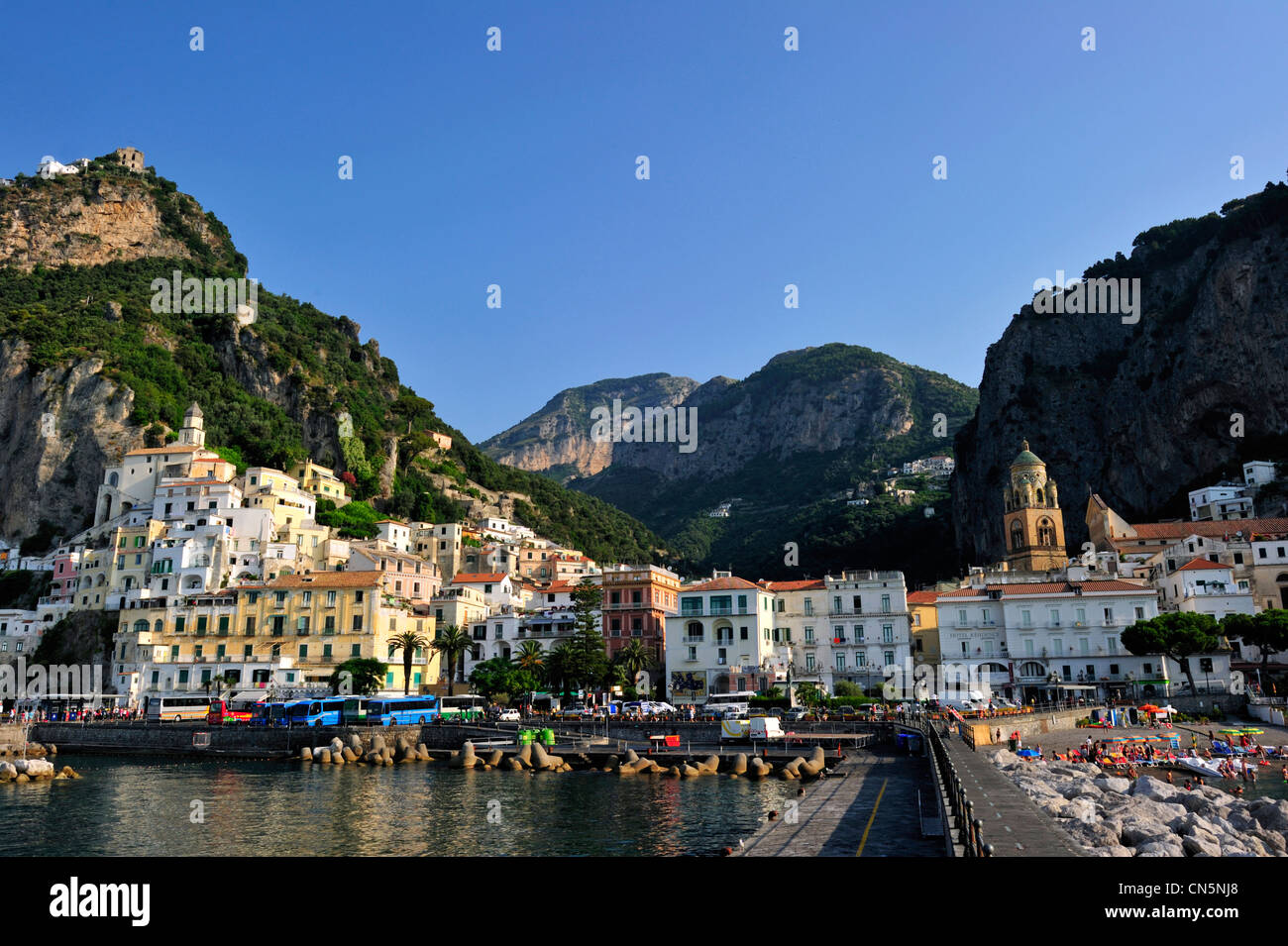 Italia, Campania, en la costa de Amalfi, catalogado como Patrimonio Mundial por la UNESCO, el puerto de Amalfi. Foto de stock