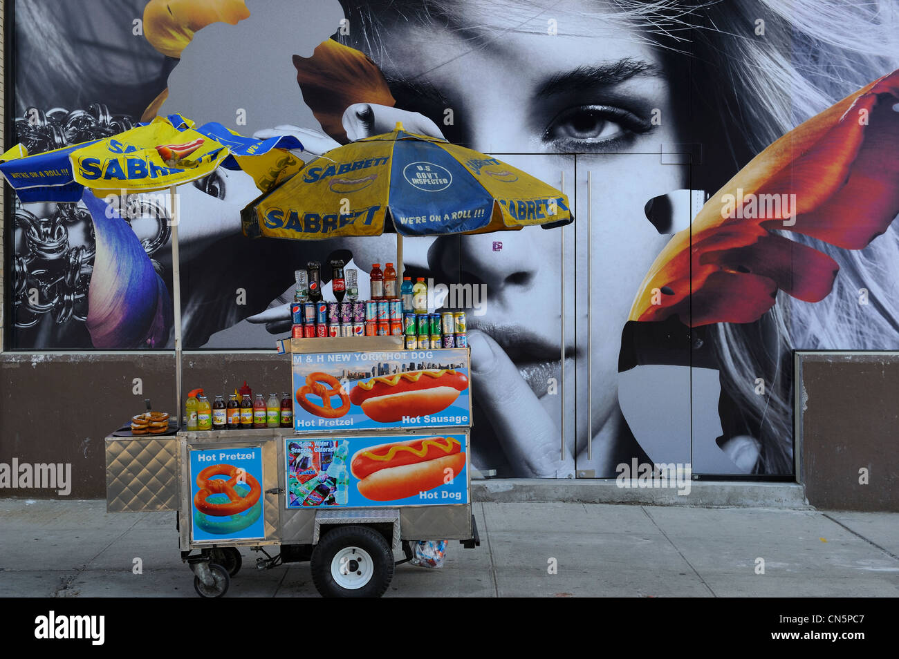 Estados Unidos, Manhattan, Ciudad de Nueva York, el Meatpacking District (Gansevoort Market), vendedor ambulante de alimentos de perro caliente y Foto de stock