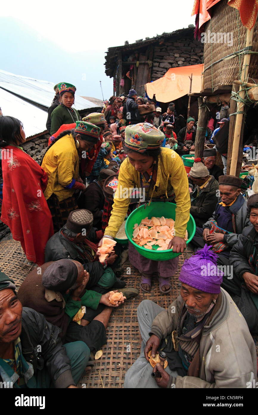 Rurales nepalesas Tamang personas durante una ceremonia fúnebre Nepal Foto de stock