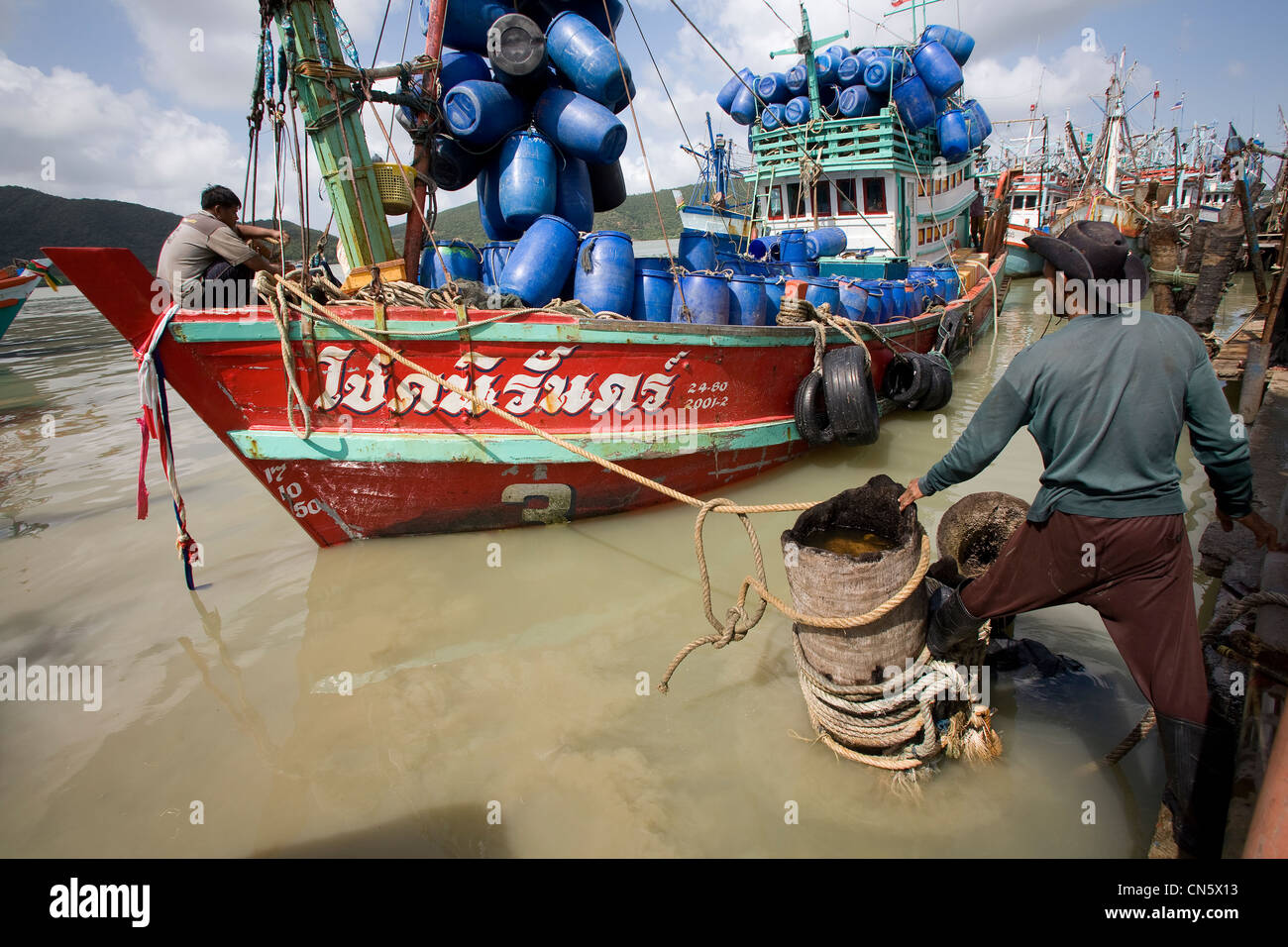 Barcos de pesca atar en Lamsai comunidad para recoger el hielo picado, antes de dirigirse a la zona de mar abierto, Songkhla, Tailandia Foto de stock