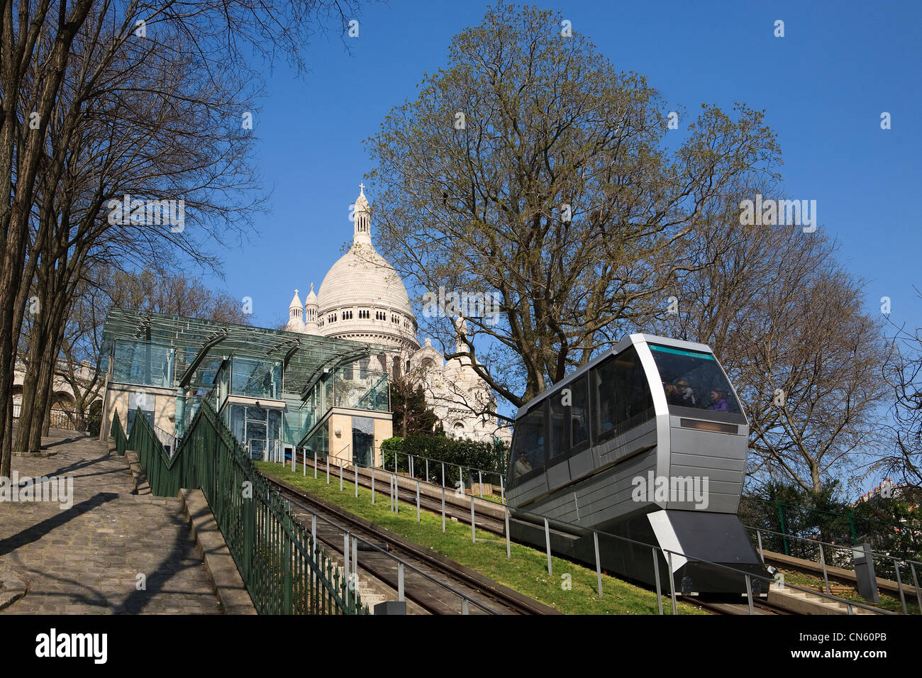 Francia, París, Montmartre, el funicular y la Basilique du Sacre ...