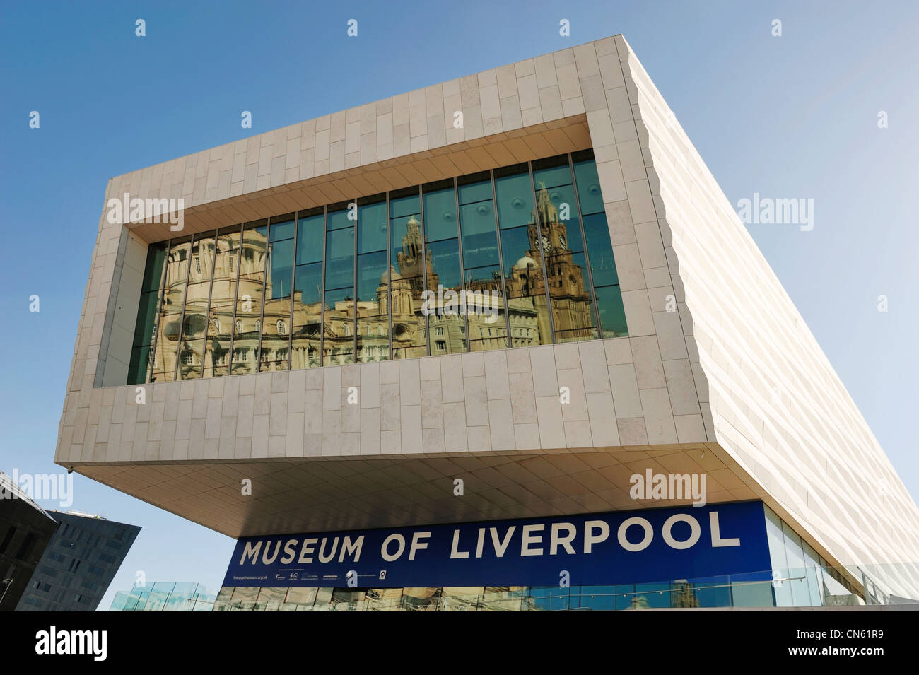 Liver Building reflejada en el Museo de Liverpool. Foto de stock