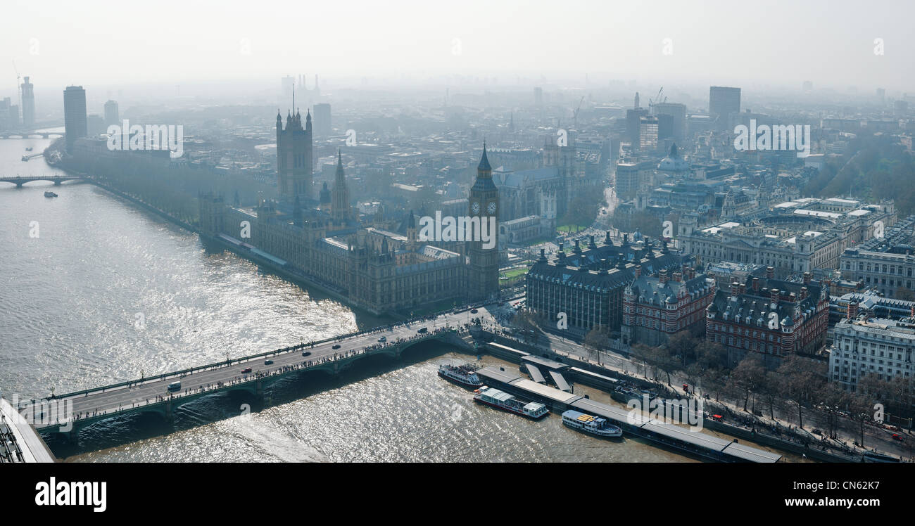 Vista desde el Ojo de Londres de Westminster y las Casas del Parlamento Foto de stock