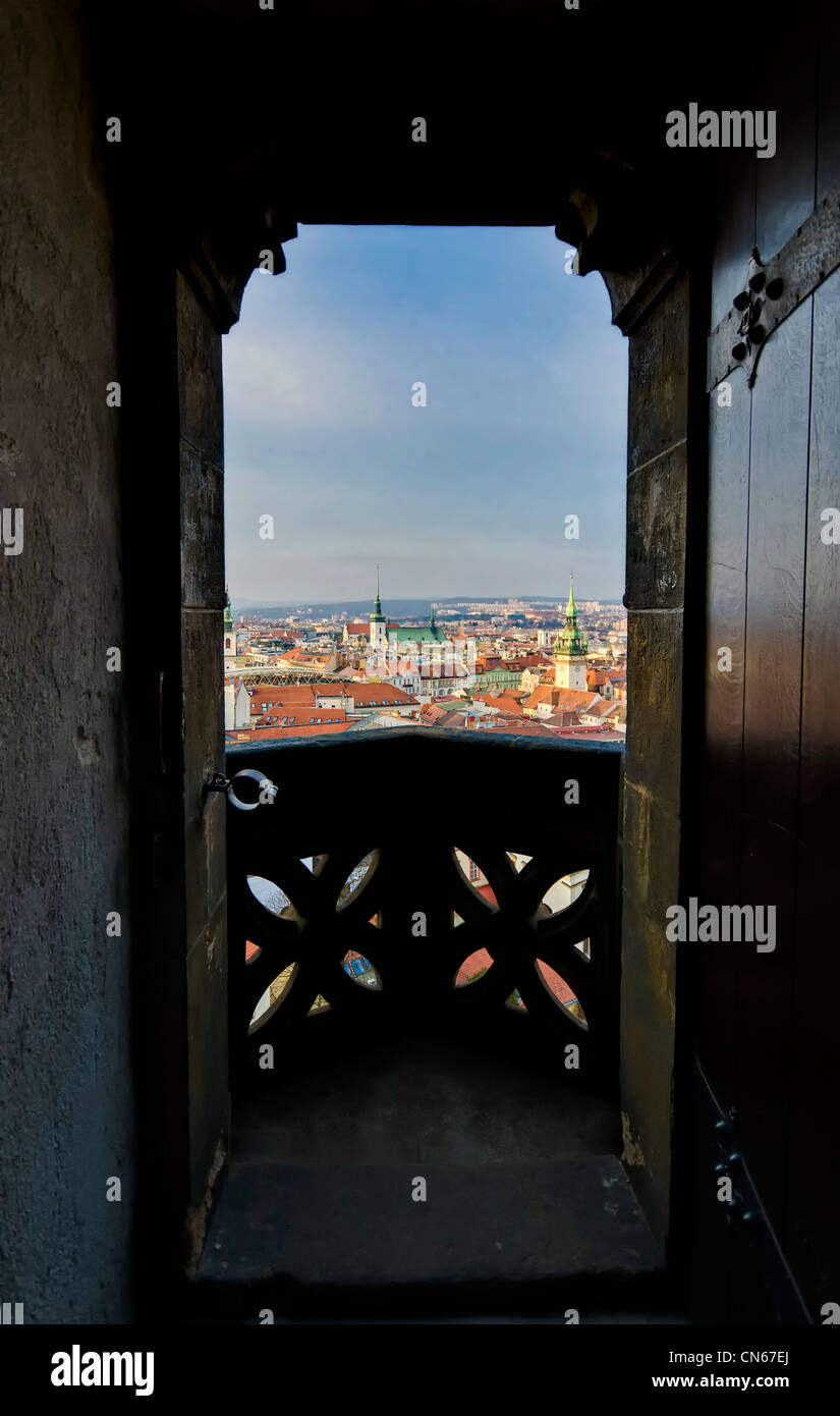 Vista al centro histórico de la ciudad de Brno desde la torre de San Pedro y san Pablo la torre en la República Checa. Foto de stock