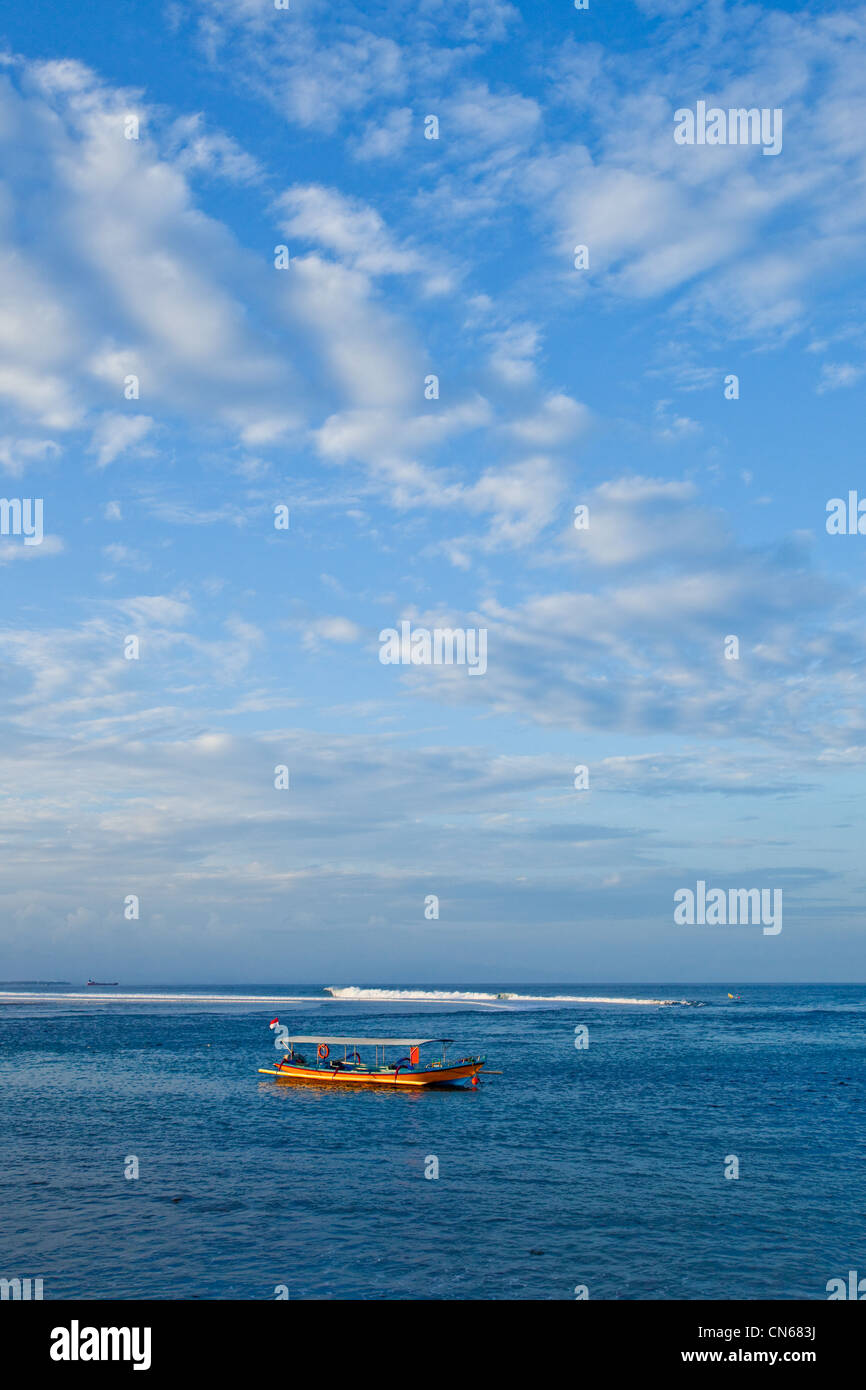 Barco de pesca. Bali, Indonesia, el sur de Asia oriental. Foto de stock