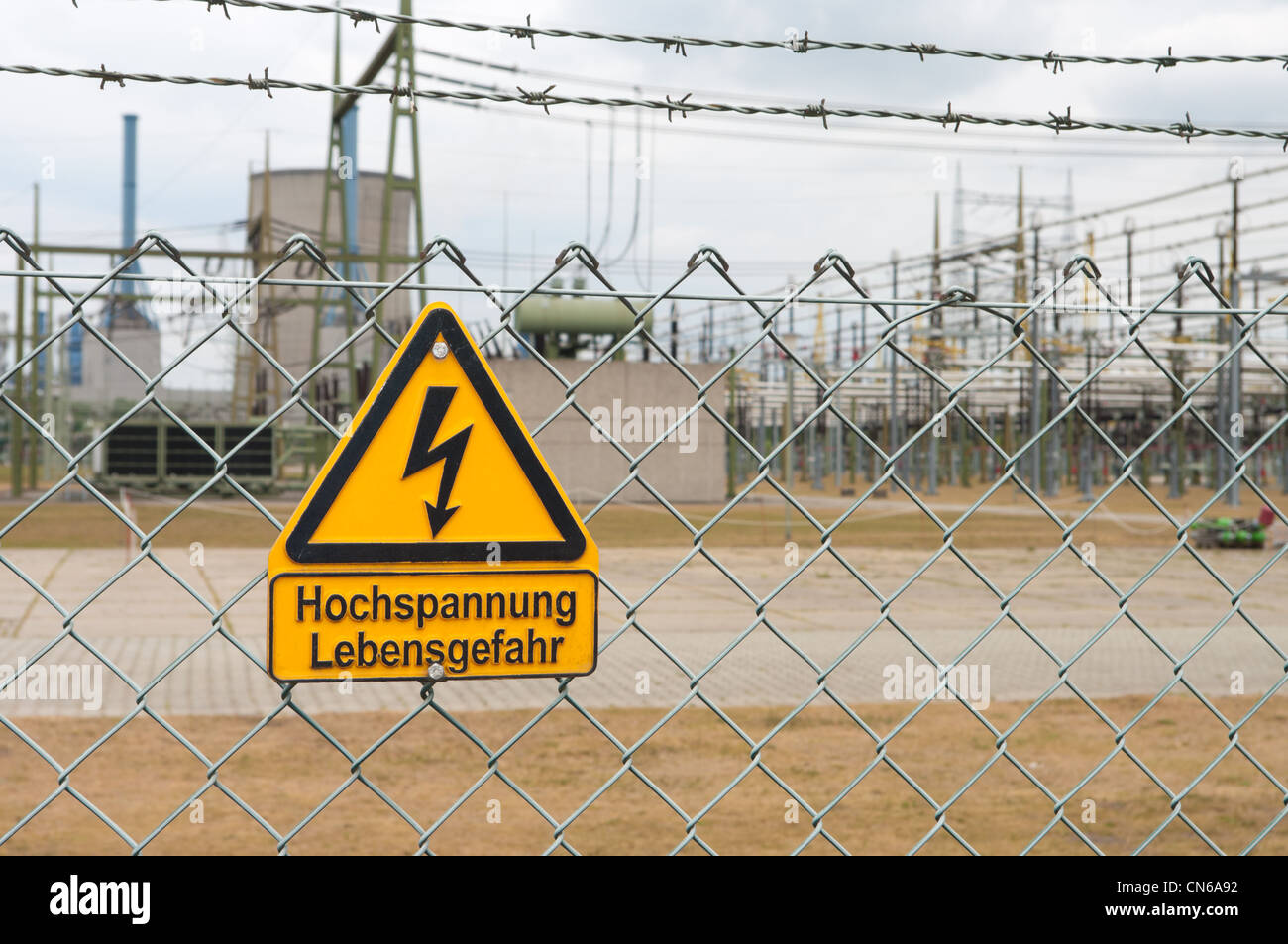 Señal de peligro de muerte por electrocución tras un choque eléctrico - en alemán: Lebensgefahr Hochspannung Foto de stock
