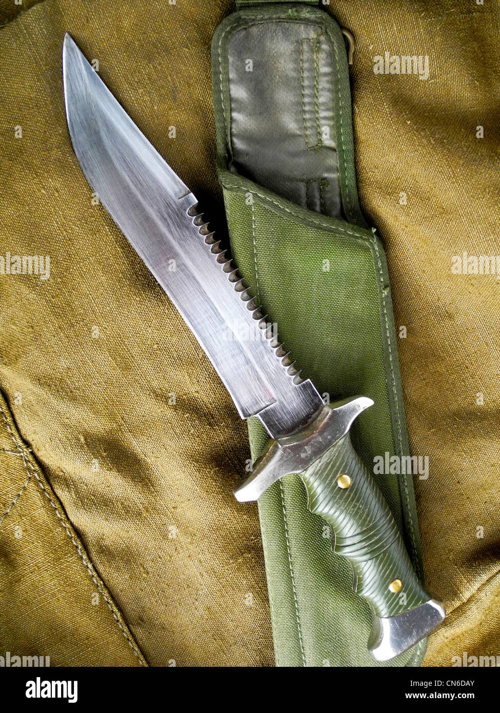 Un cuchillo militar de combate utilizado como arma de combate. Foto de stock