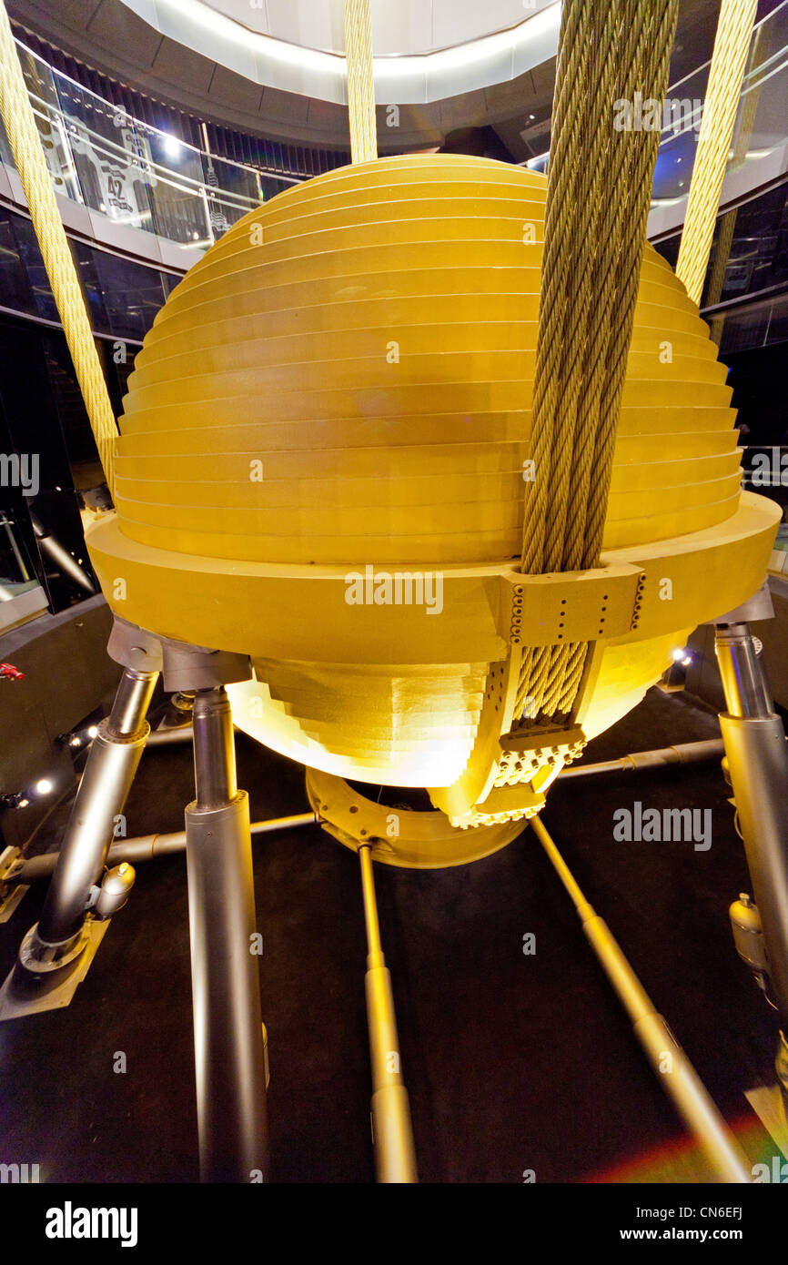 Amortiguador de masa sintonizado péndulo pesa 660 toneladas encima de